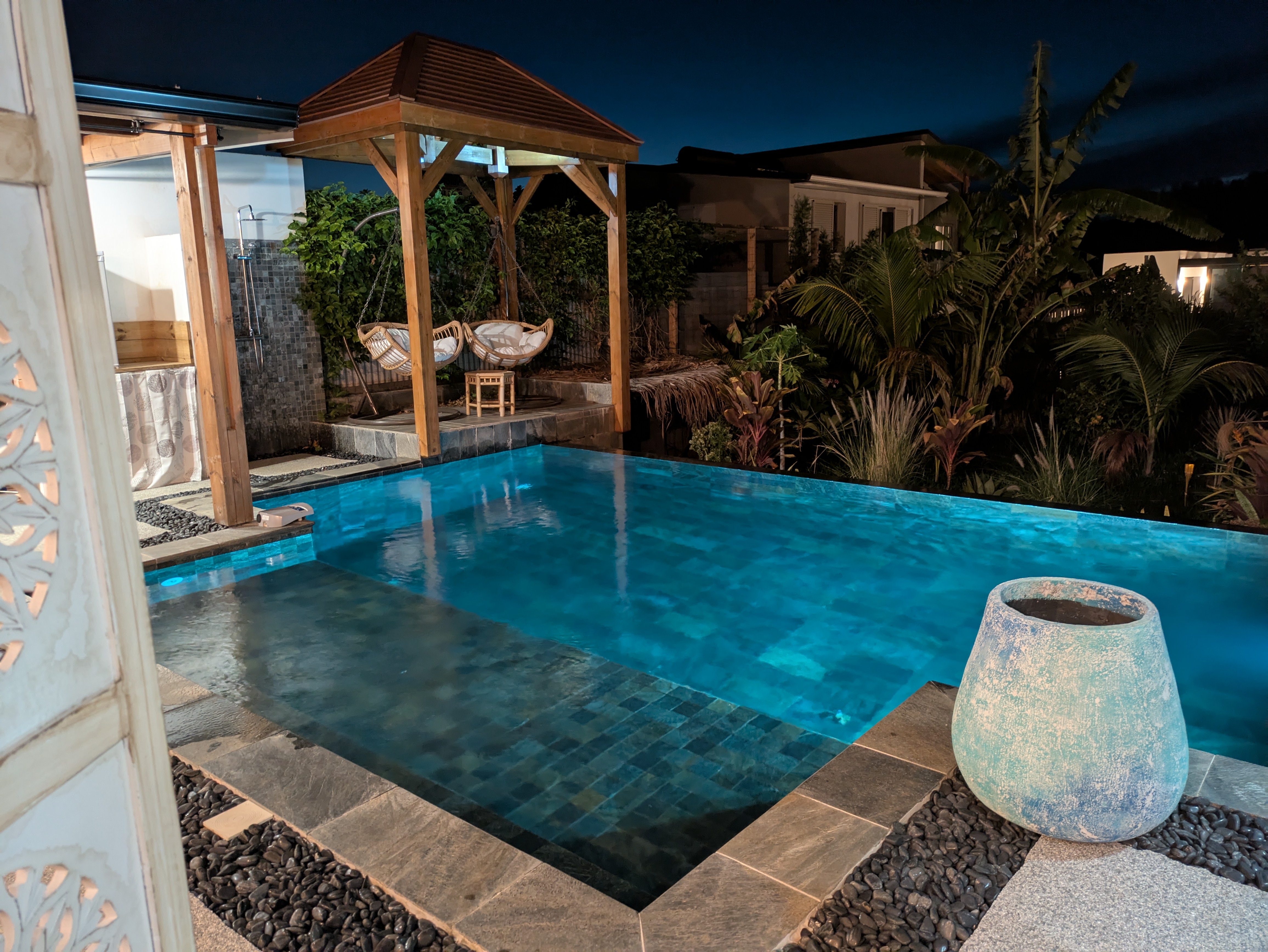 Piscine à débordement vue nocturne