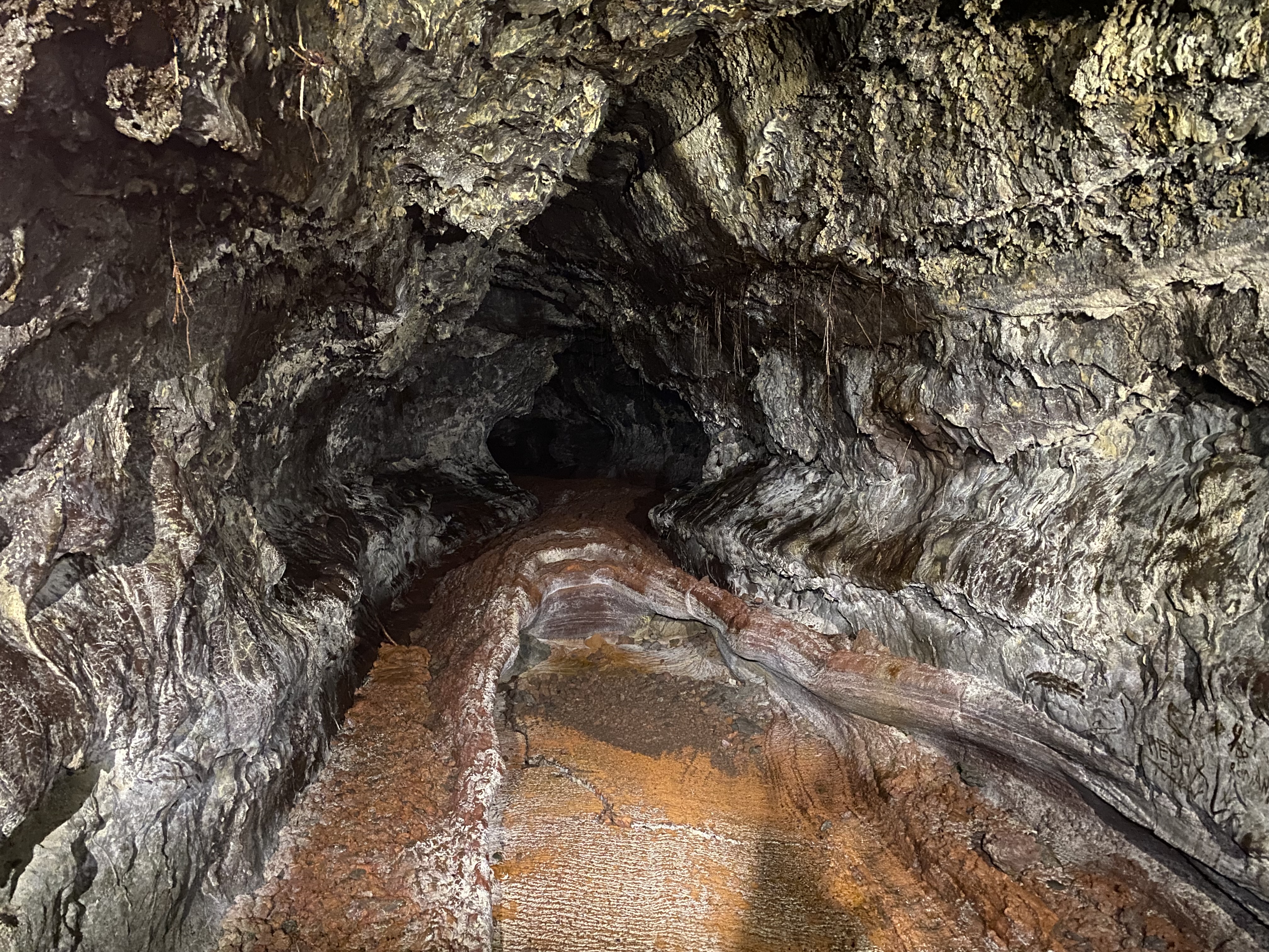 Tunnel de lave dans le sud sauvage de La Réunion, près de Manapany