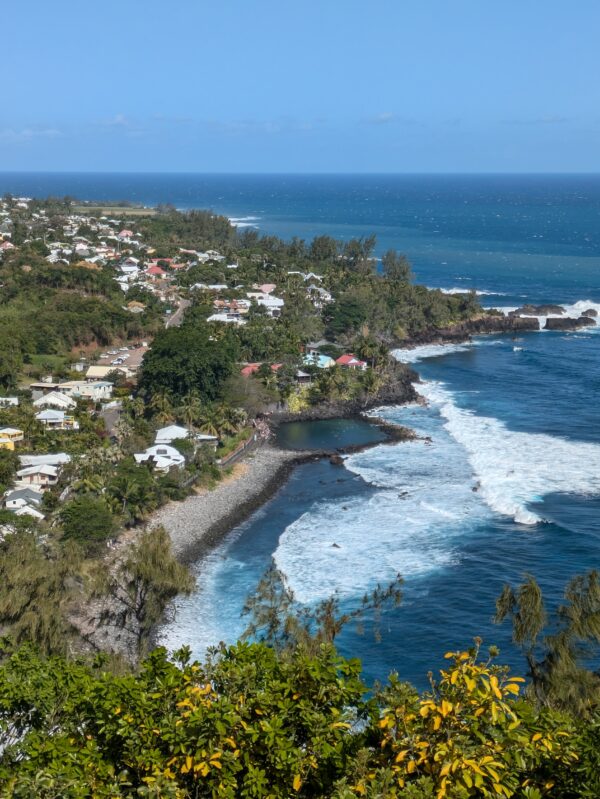 La baie de Manapany-les-Bains à Saint-Joseph, sud de La Réunion, et son bassin naturel bordé de rochers