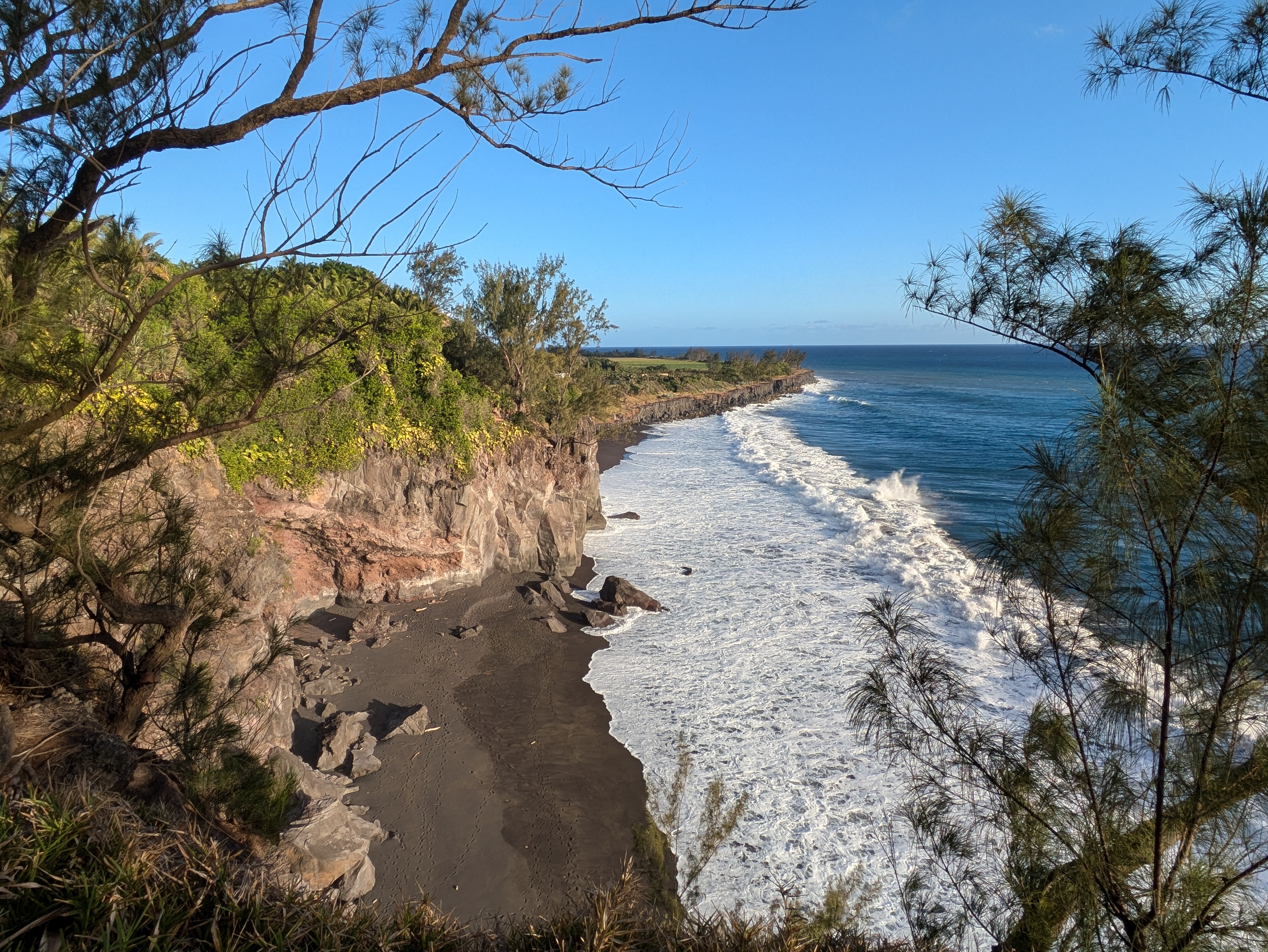 La plage de sable noir de Ti Sable à Saint-Joseph, bordée de falaises basaltiques, au sud de La Réunion