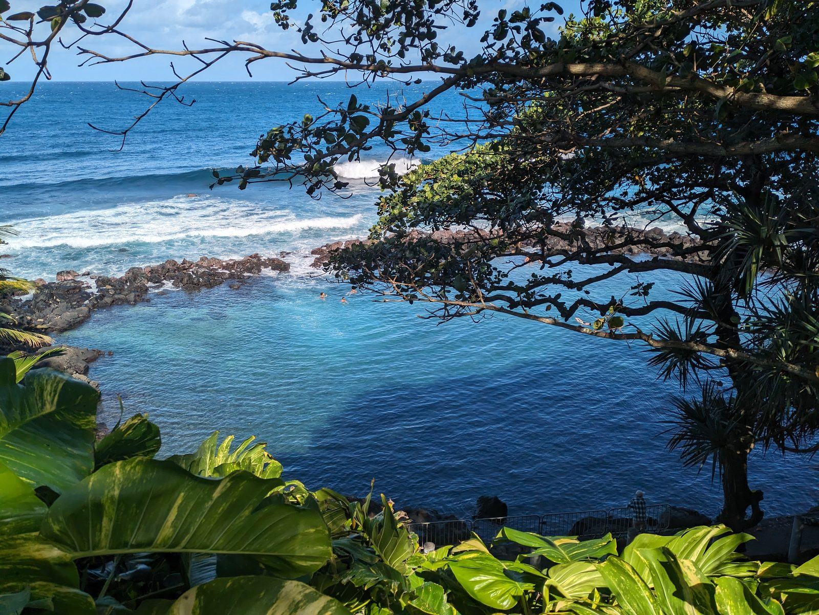 Le bassin de Manapany, bassin naturel d'eau de mer borde de rochers, au coeur du quartier