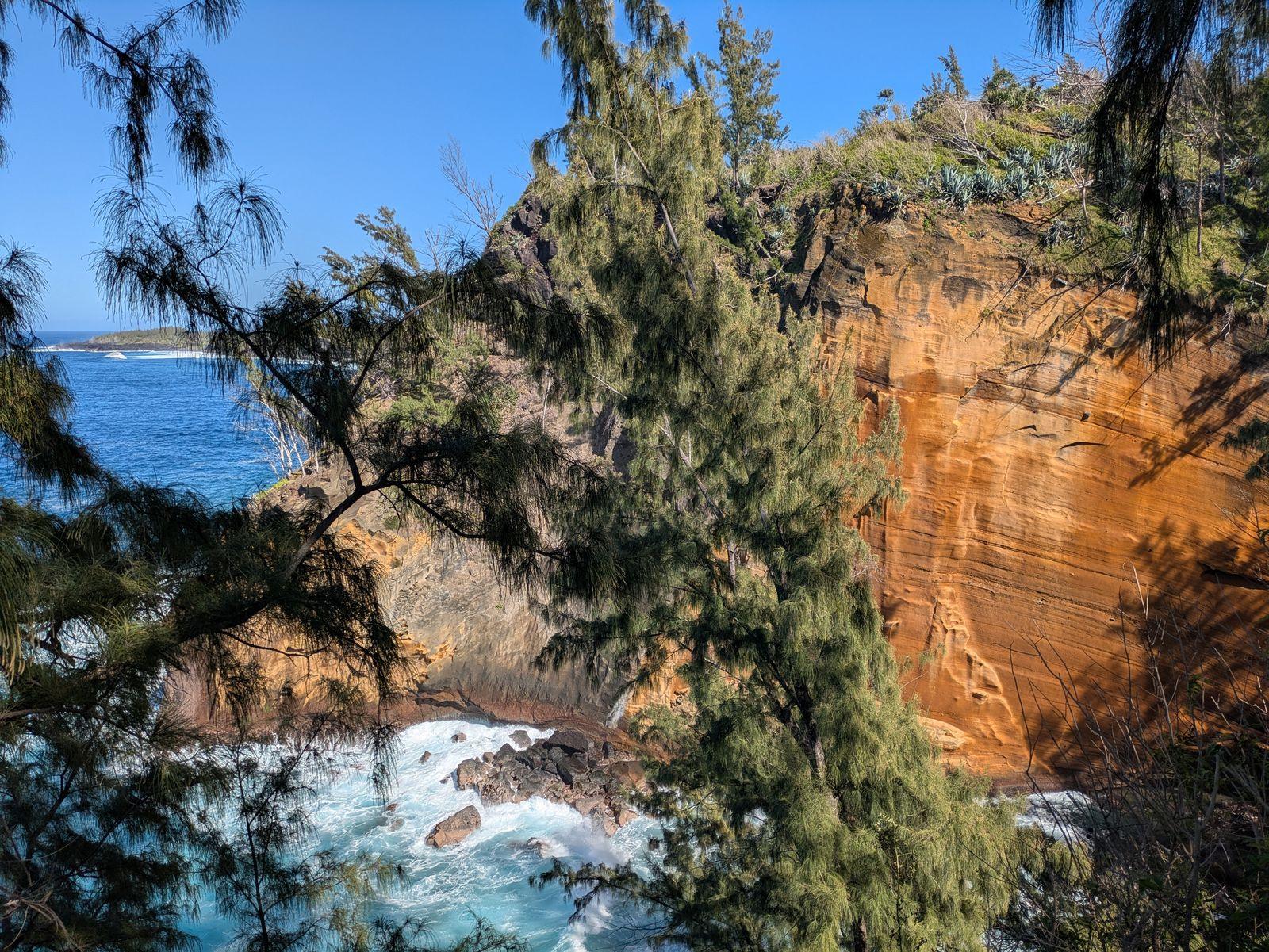 Le Cap Jaune, falaise de tuf ocre au bord de l'ocean, a Vincendo (Saint-Joseph)