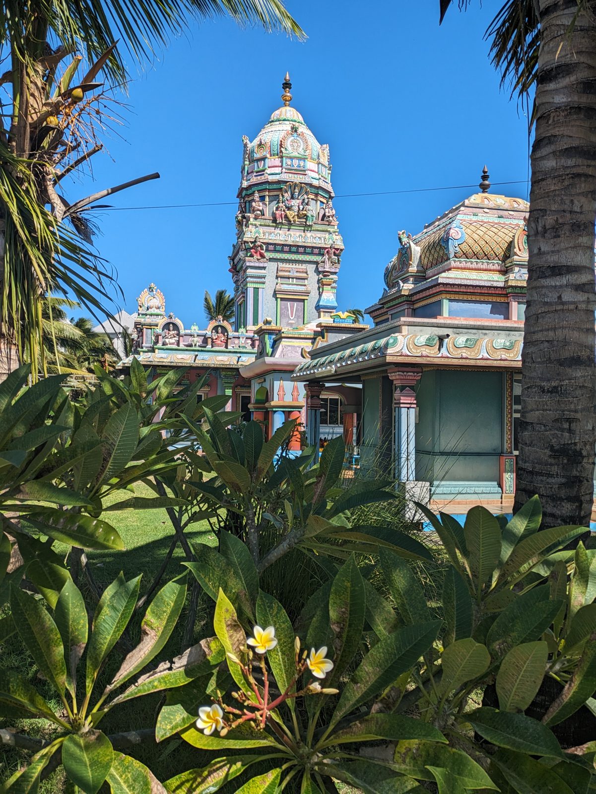 Un grand temple tamoul de Saint-Pierre, aux couleurs vives