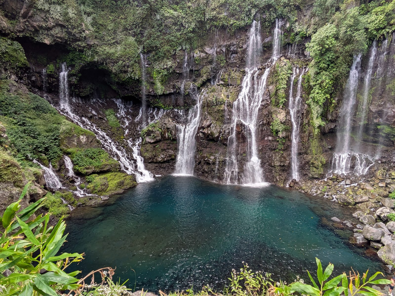 La cascade de Grand Galet et son bassin, sur la rivière Langevin, dans le sud de La Réunion