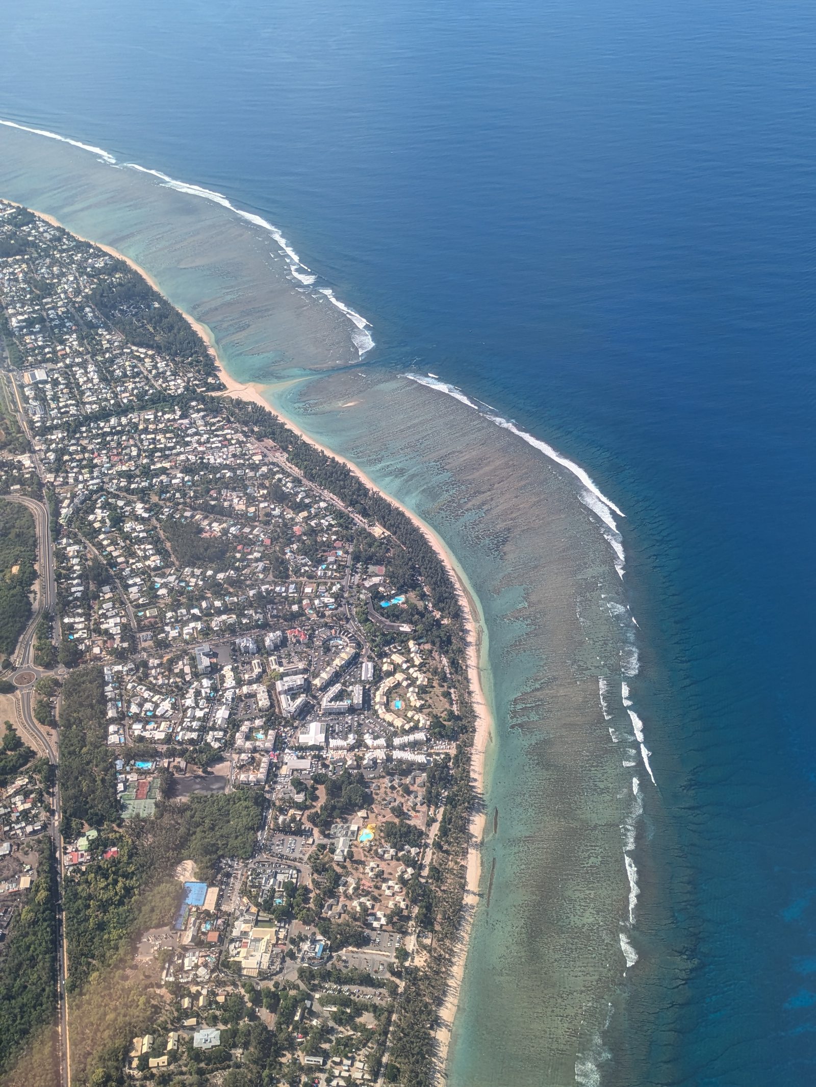 Le lagon de Saint-Gilles-les-Bains et sa barrière de corail vus du ciel, le long de la côte ouest de La Réunion