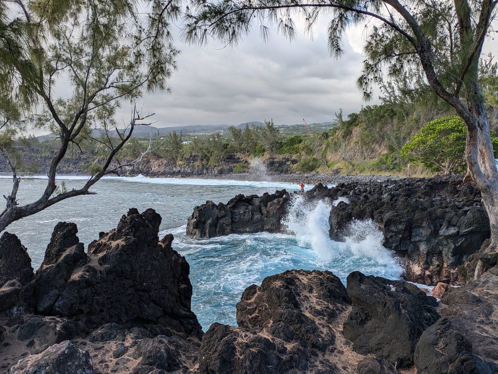 La marine de Langevin : la houle se fracasse sur la côte de lave, à l’ombre des filaos, dans le sud de La Réunion